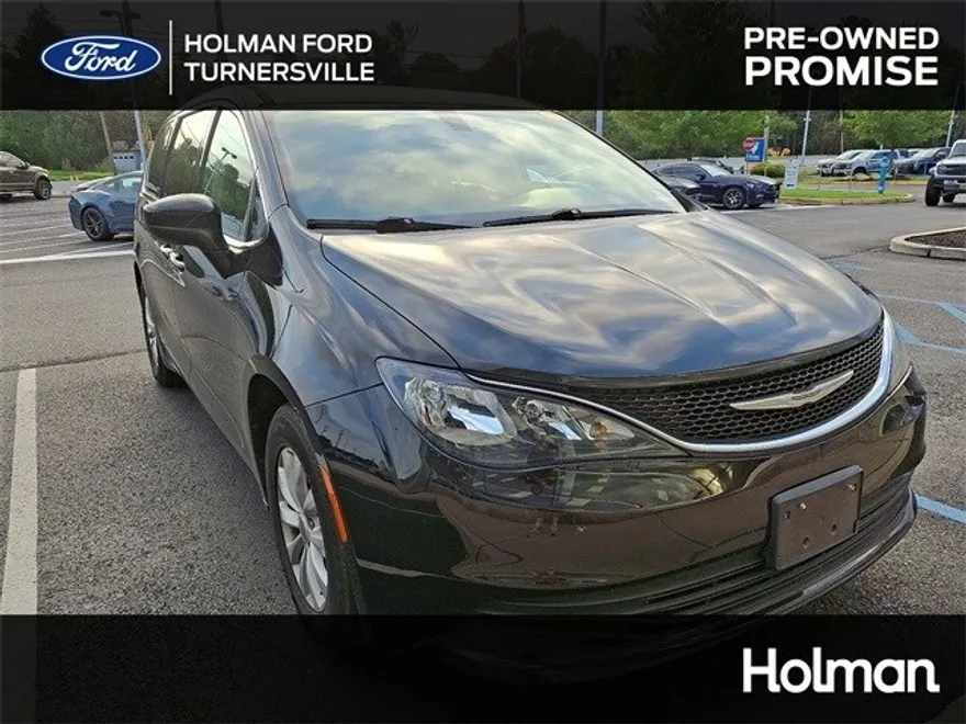 2017 Chrysler Pacifica Touring photo 1