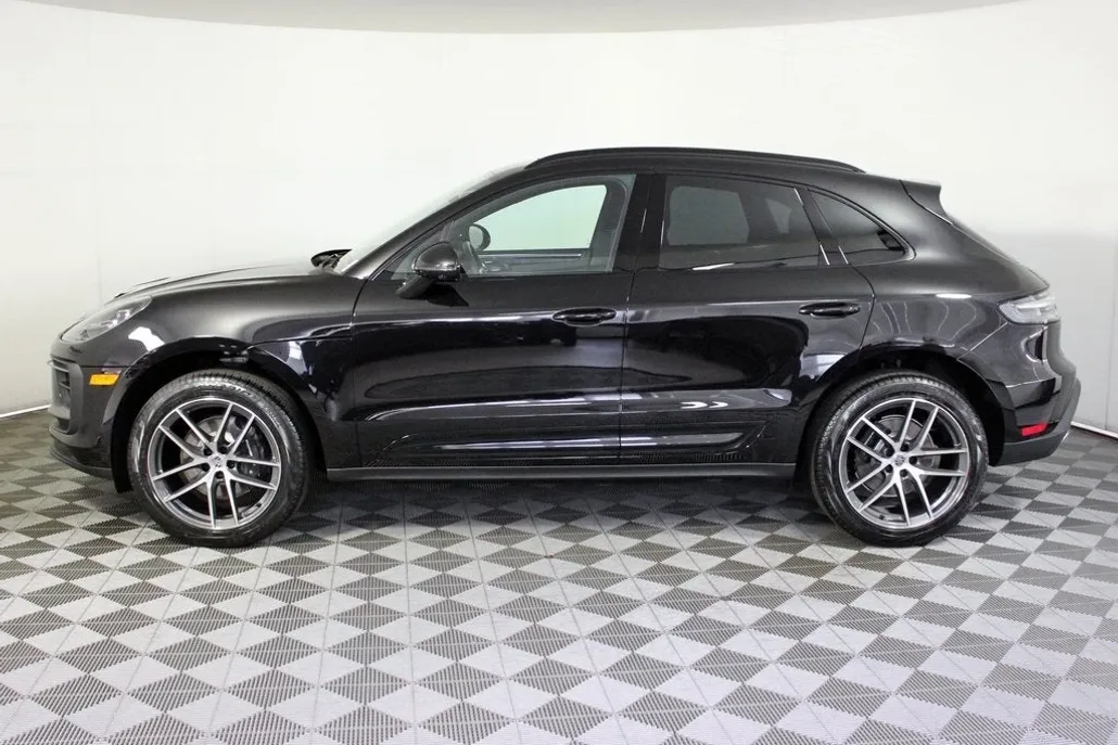 2026 Porsche Macan Base photo 1