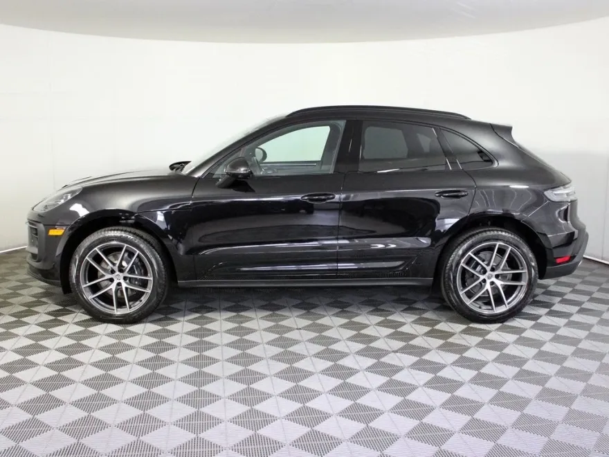 2026 Porsche Macan Base photo 1