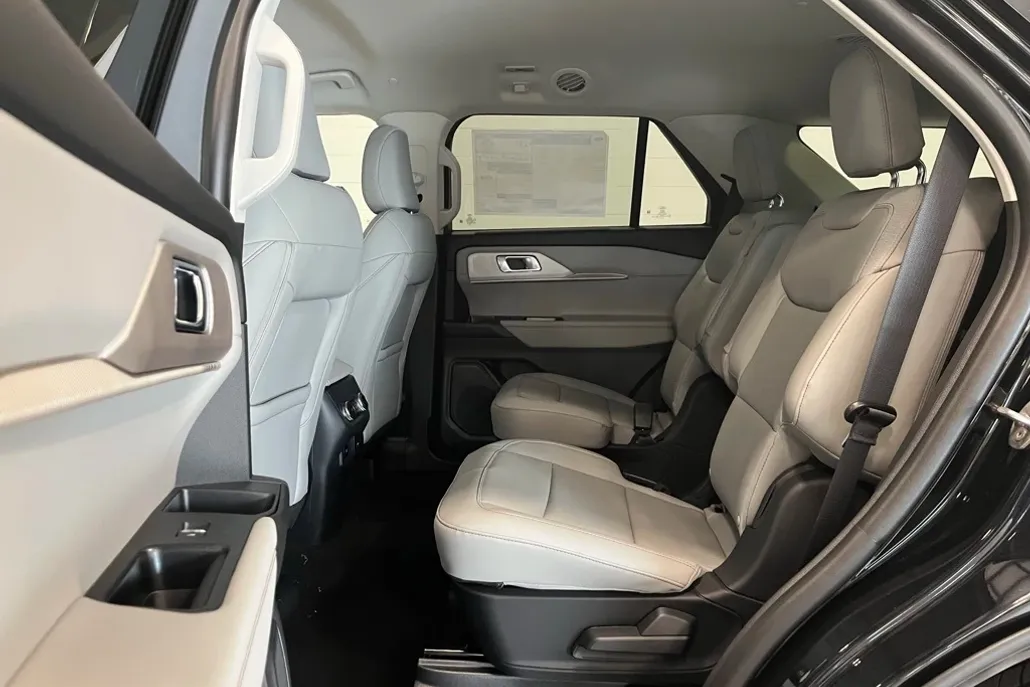 2025 Ford Explorer photo 1