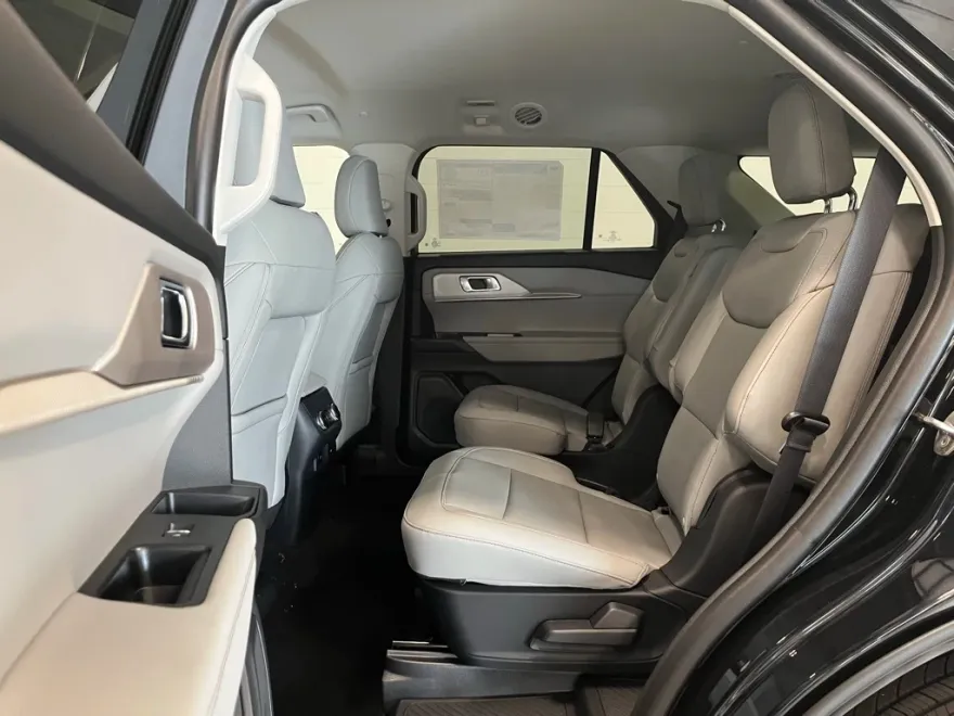 2025 Ford Explorer photo 1
