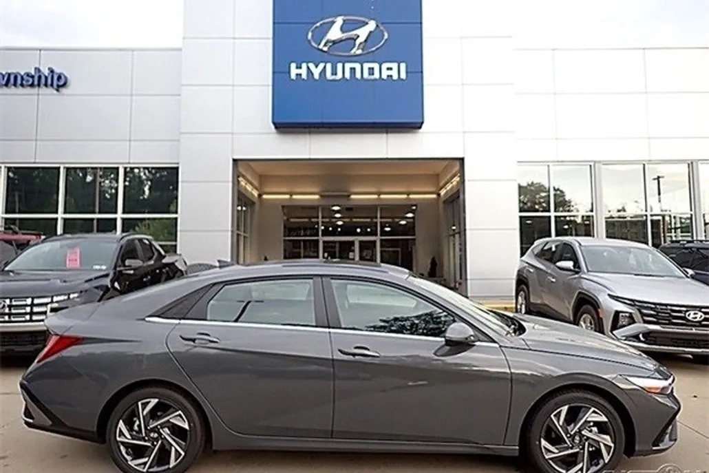 2025 Hyundai Elantra Limited photo 1