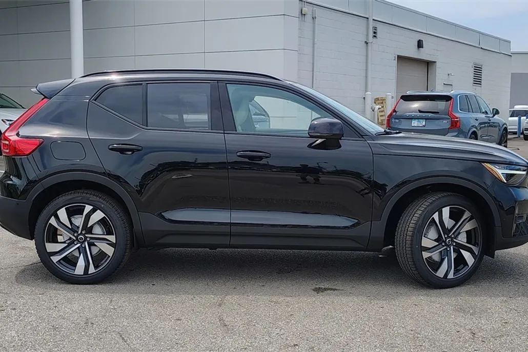 2026 Volvo XC40 photo 1
