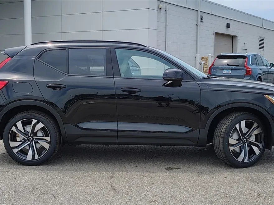 2026 Volvo XC40 photo 1