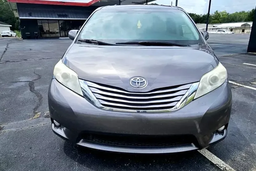 2017 Toyota Sienna Limited photo 1