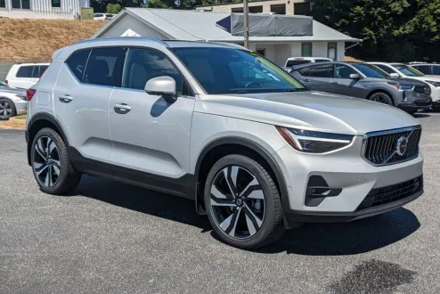 2025 Volvo XC40 Plus photo 2
