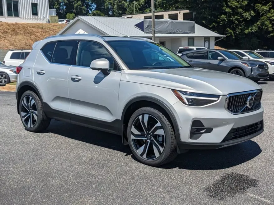 2025 Volvo XC40 Plus photo 2