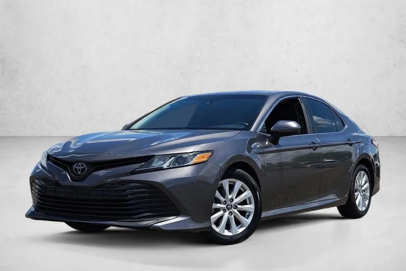 2018 Toyota Camry LE photo 1