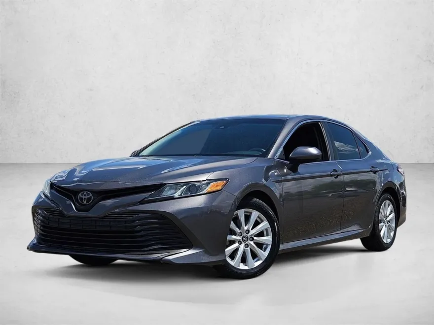 2018 Toyota Camry LE photo 1