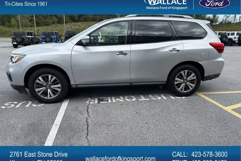 2020 Nissan Pathfinder SV photo 1