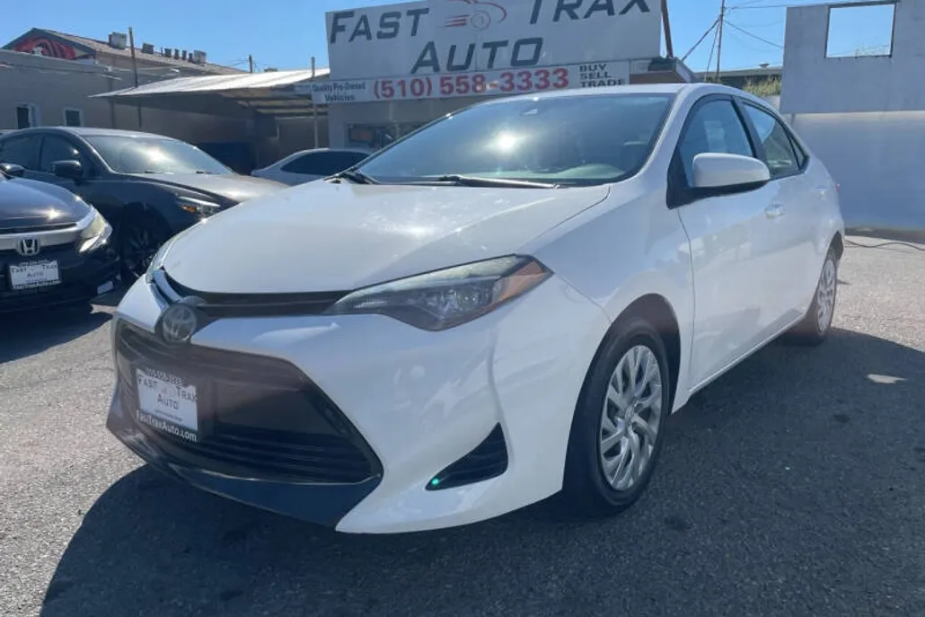 2017 Toyota Corolla LE photo 1