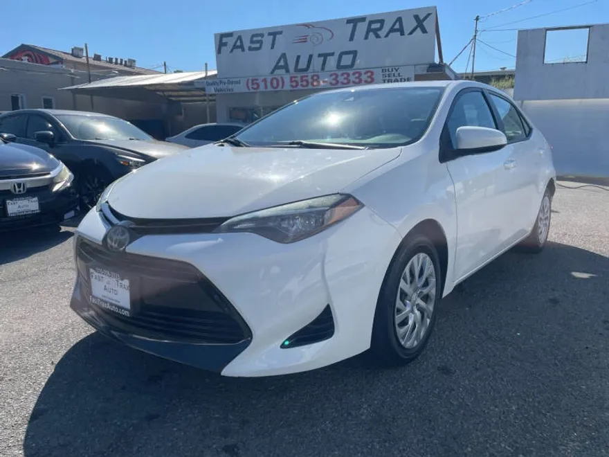 2017 Toyota Corolla LE photo 1