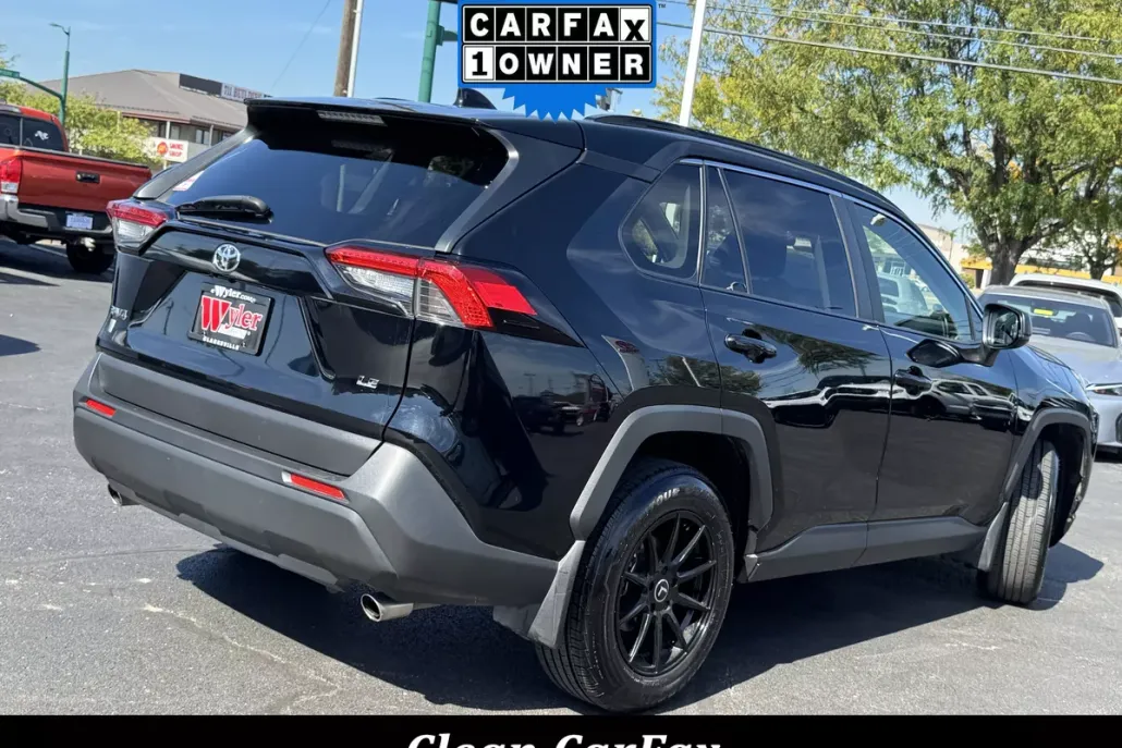 2021 Toyota RAV4 LE photo 1