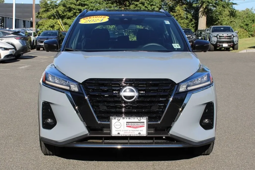 2024 Nissan Kicks SR photo 1