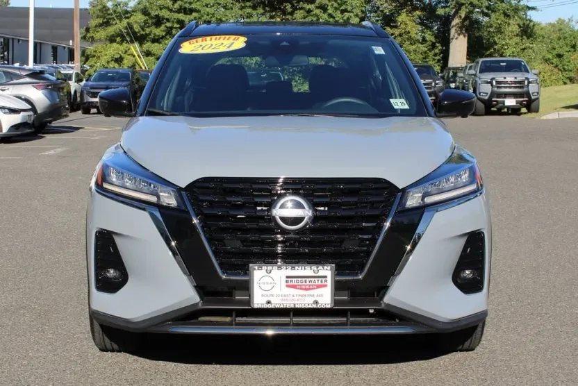 2024 Nissan Kicks SR photo 1