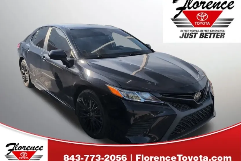2020 Toyota Camry SE photo 1