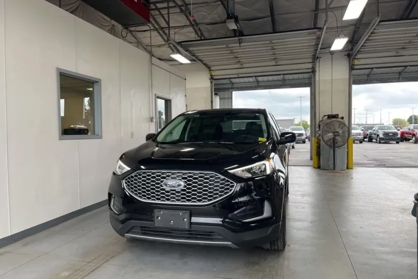 2024 Ford Edge SEL photo 1
