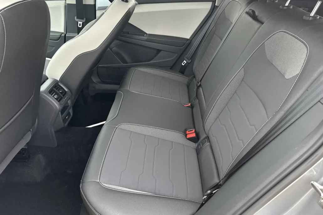 2025 Volkswagen Taos SE photo 1