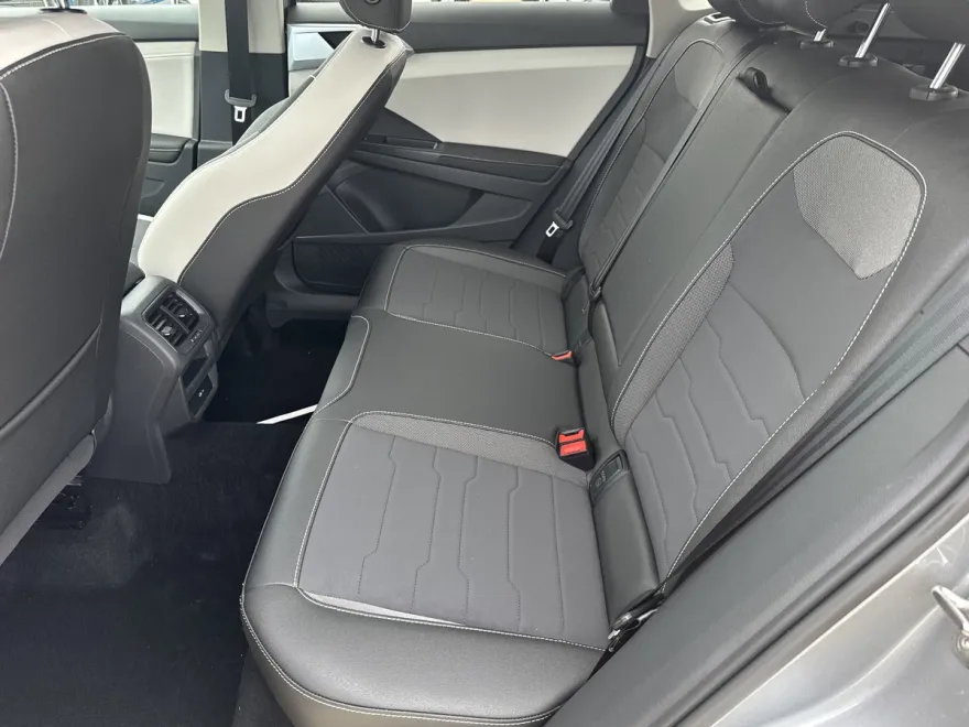 2025 Volkswagen Taos SE photo 1
