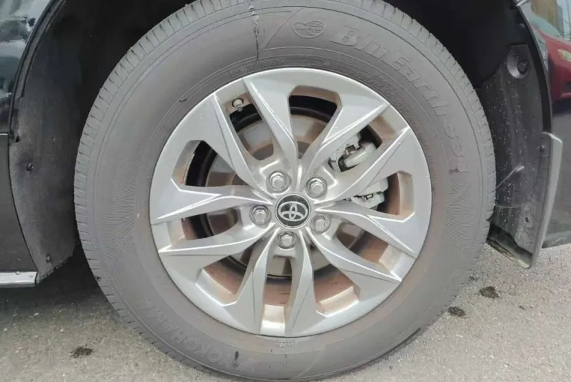 2025 Toyota Sienna LE photo 1