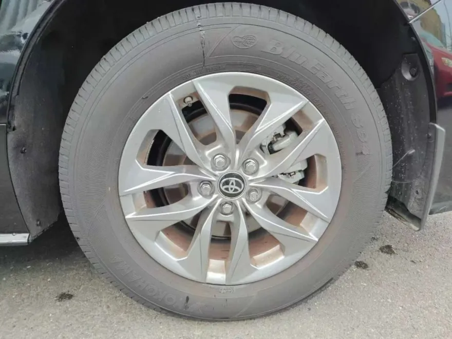 2025 Toyota Sienna LE photo 1