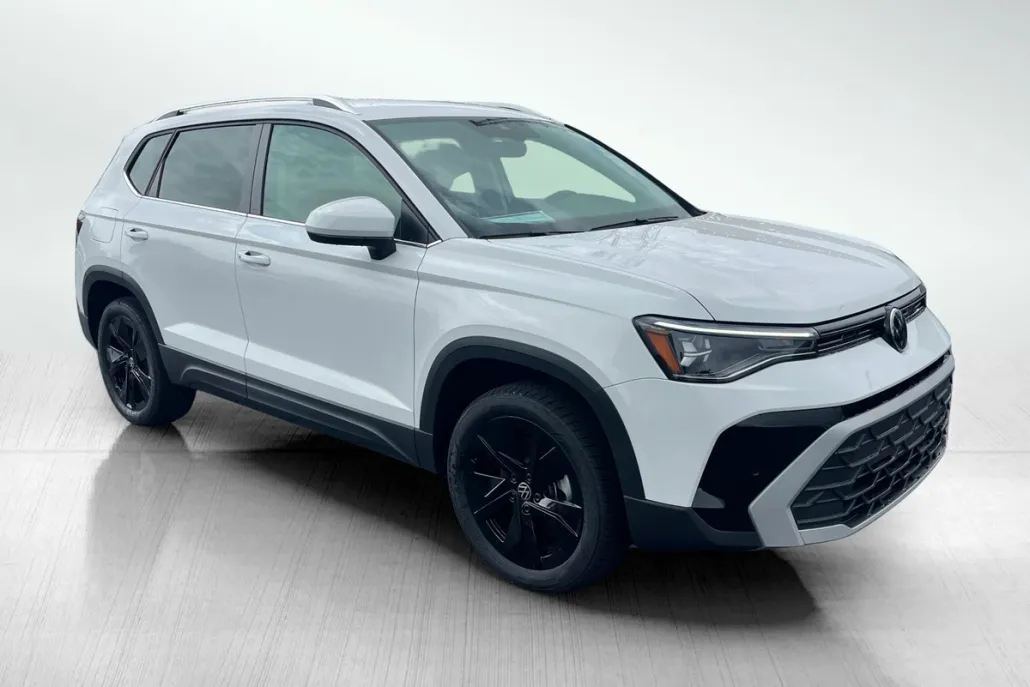 2025 Volkswagen Taos SE photo 1