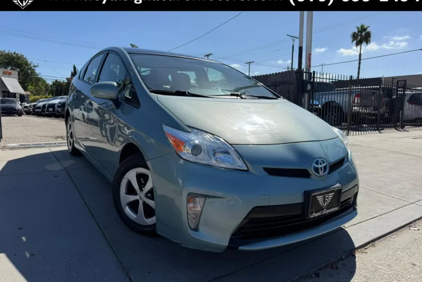 2012 Toyota Prius Three photo 1
