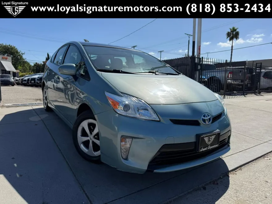 2012 Toyota Prius Three photo 1