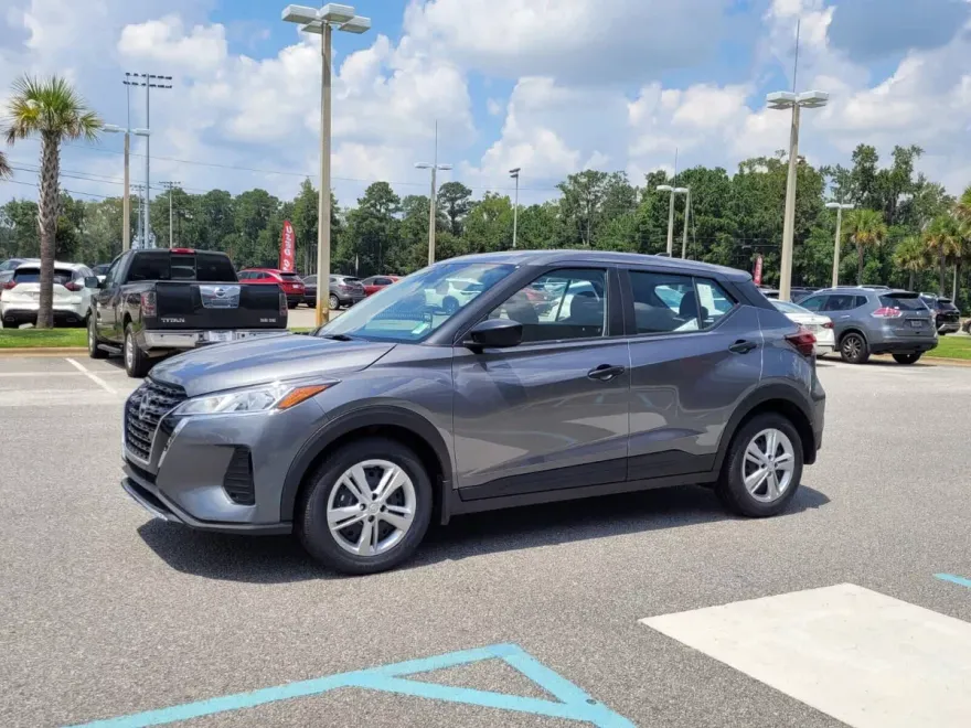 2025 Nissan Kicks Play S photo 1