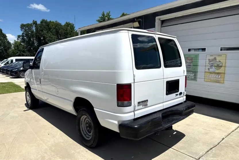 2011 Ford E-350 photo 1