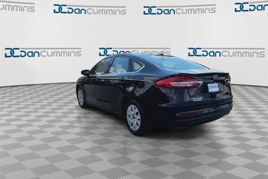2019 Ford Fusion S photo 1
