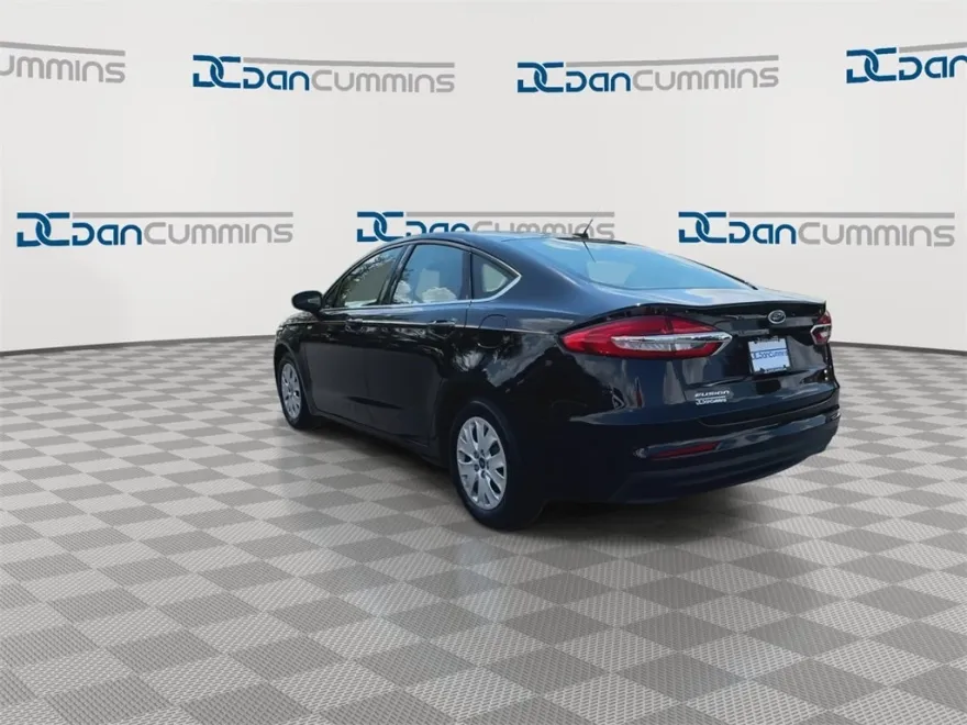 2019 Ford Fusion S photo 1