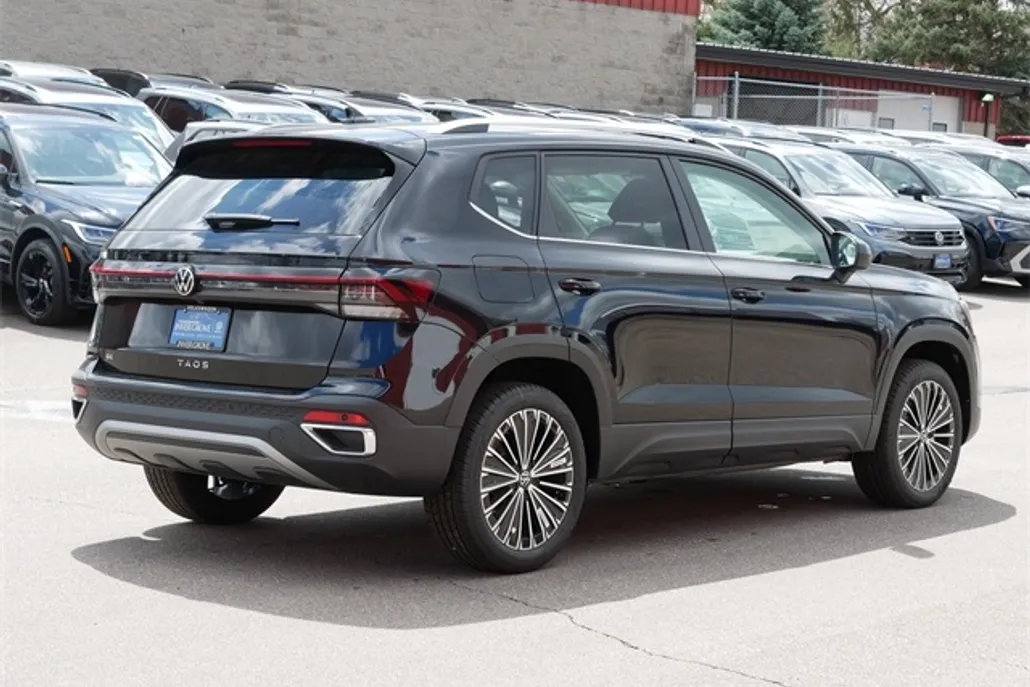 2025 Volkswagen Taos SE photo 1