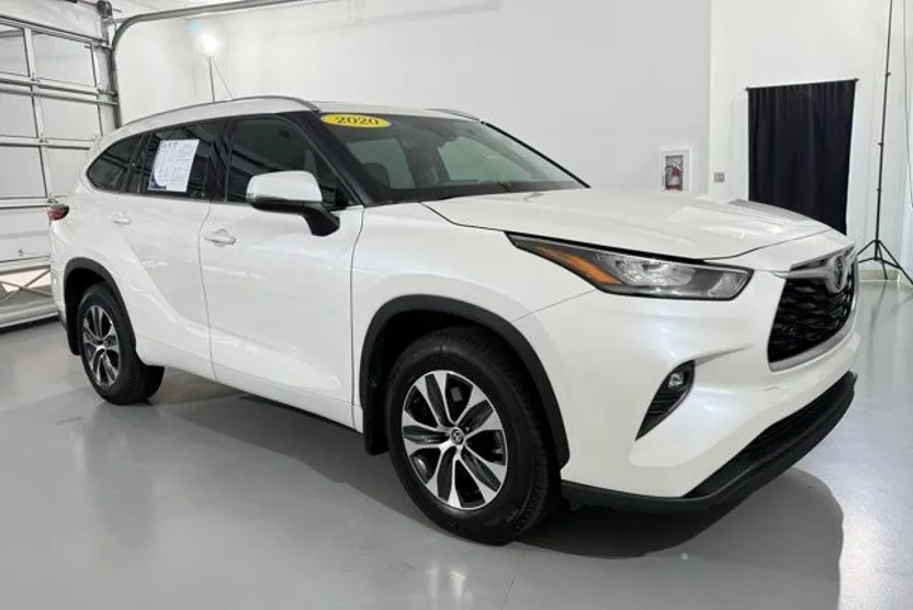 2020 Toyota Highlander XLE photo 1