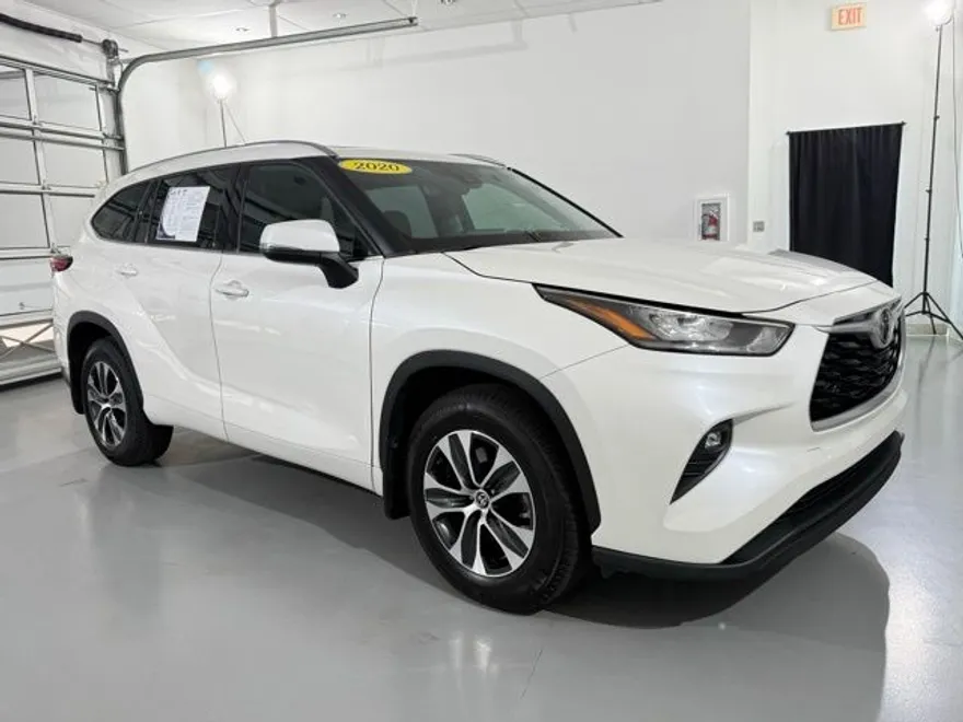 2020 Toyota Highlander XLE photo 1