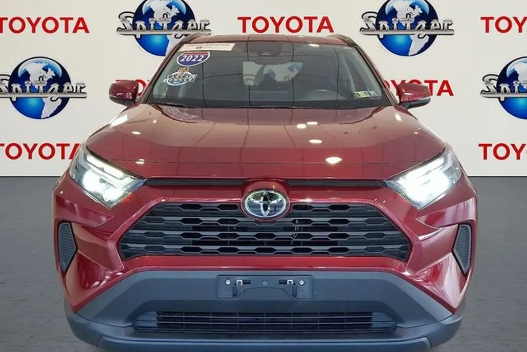 2022 Toyota RAV4 XLE photo 1