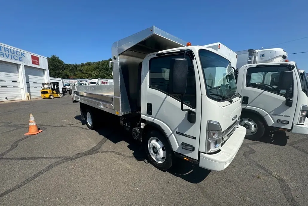 2024 Isuzu NRR photo 1