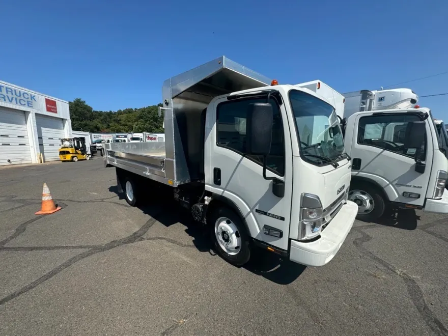 2024 Isuzu NRR photo 1