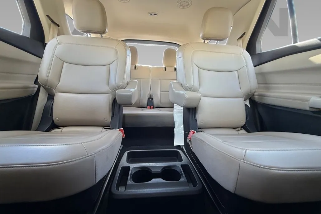 2021 Ford Explorer XLT photo 1