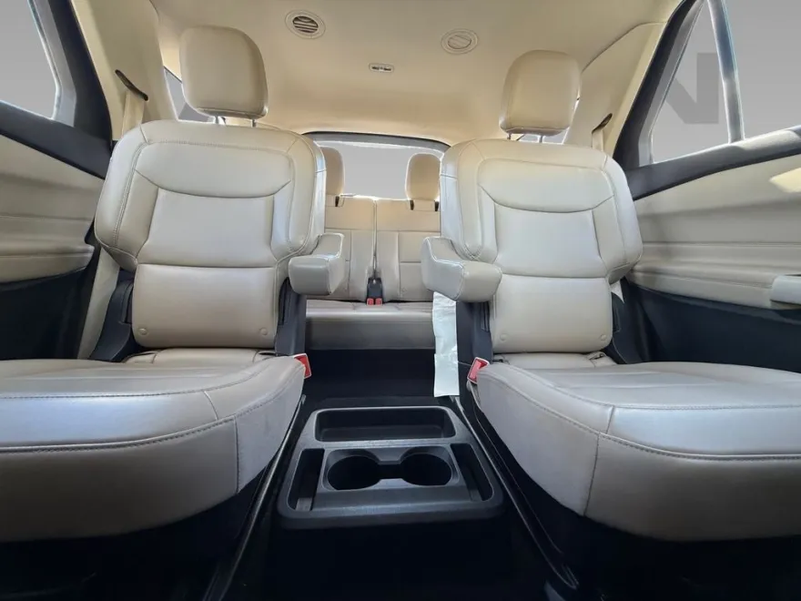2021 Ford Explorer XLT photo 1