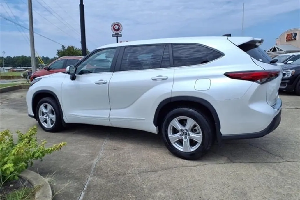2023 Toyota Highlander LE photo 1