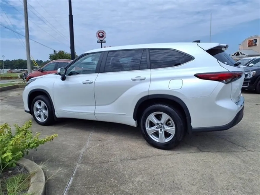 2023 Toyota Highlander LE photo 1