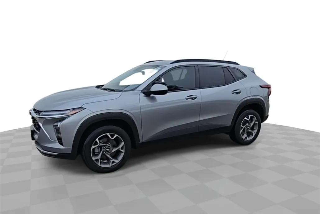 2024 Chevrolet Trax LT photo 1