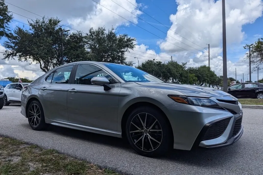 2023 Toyota Camry SE photo 1
