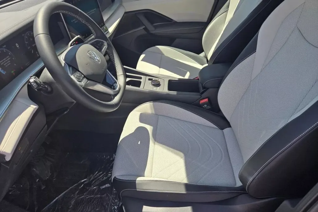 2025 Volkswagen Tiguan SE photo 1