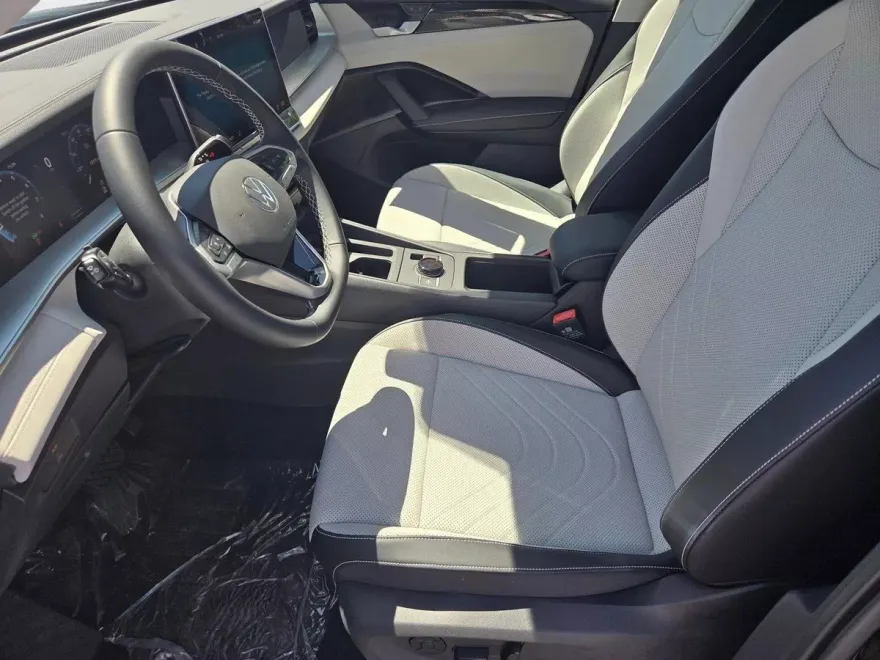 2025 Volkswagen Tiguan SE photo 1