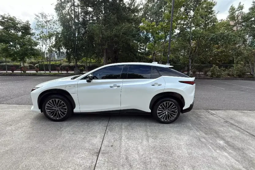 2023 Lexus RZ 450e Luxury photo 1