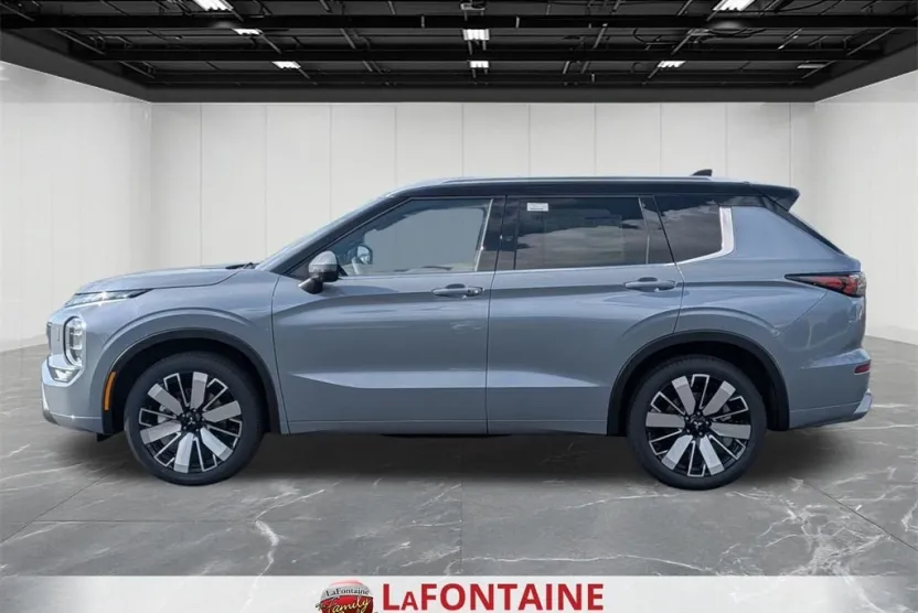 2025 Mitsubishi Outlander SEL photo 1
