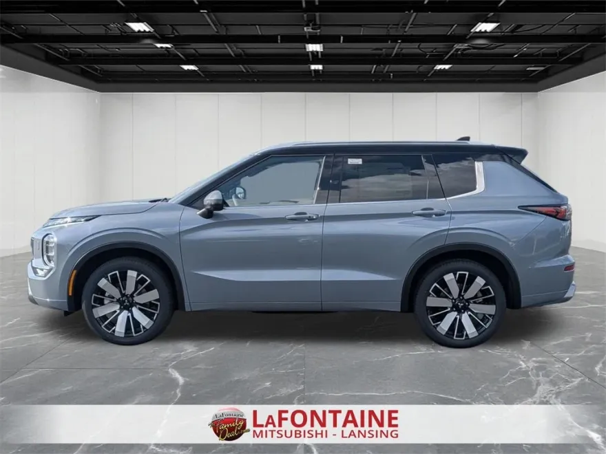 2025 Mitsubishi Outlander SEL photo 1