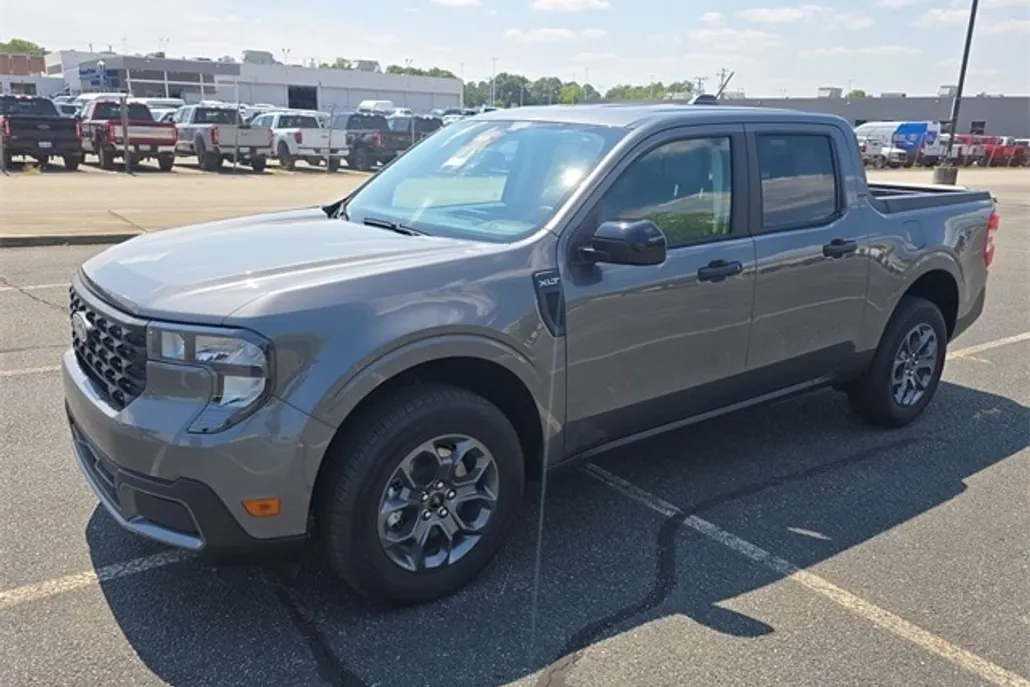 2025 Ford Maverick XLT photo 1